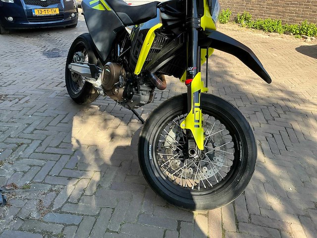 Husqvarna 701 supermoto motorfiets - afbeelding 5 van  7