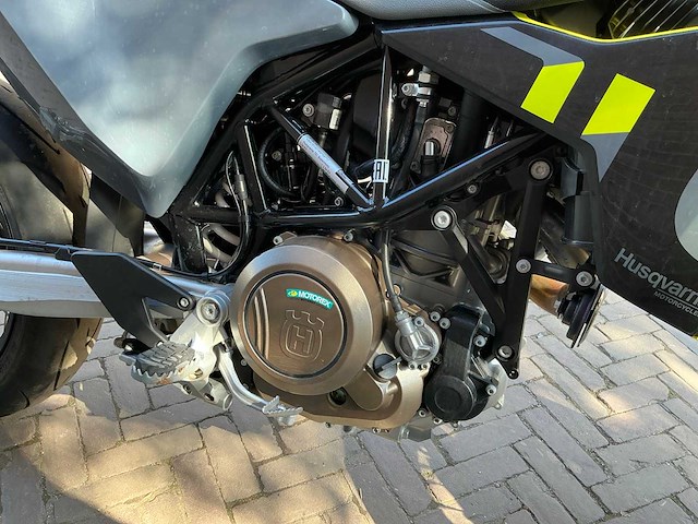 Husqvarna 701 supermoto motorfiets - afbeelding 6 van  7