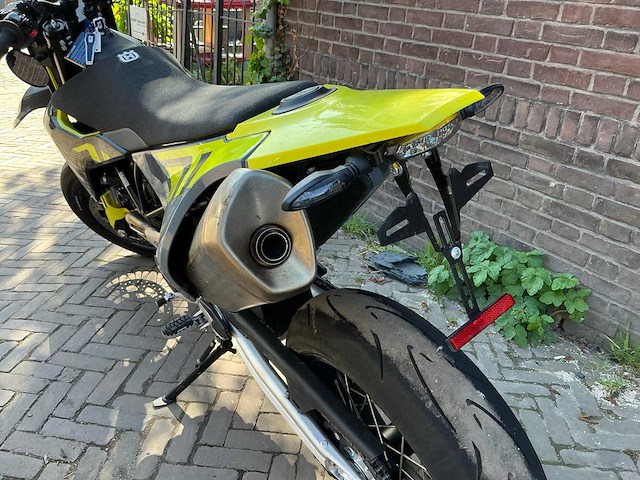 Husqvarna 701 supermoto motorfiets - afbeelding 7 van  7
