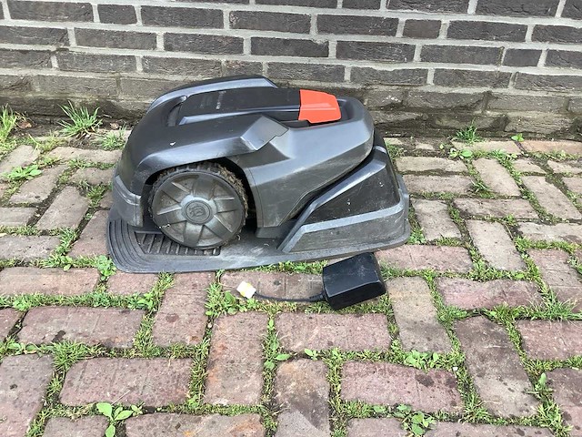 Husqvarna automower 105 robotmaaier - afbeelding 2 van  5
