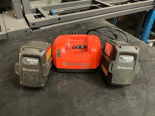 Husqvarna bl1200 accu en lader (3x) - afbeelding 1 van  3