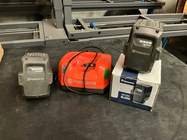 Husqvarna bl1200 accu en lader (4x) - afbeelding 1 van  2