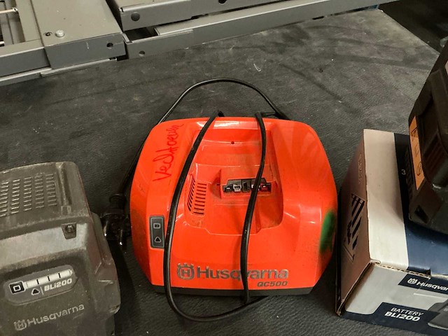 Husqvarna bl1200 accu en lader (4x) - afbeelding 2 van  2