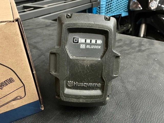Husqvarna bl1200x accu en lader (3x) - afbeelding 2 van  3