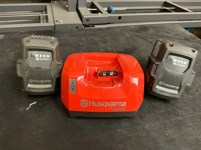 Husqvarna bl1200x accu en lader (3x) - afbeelding 1 van  4