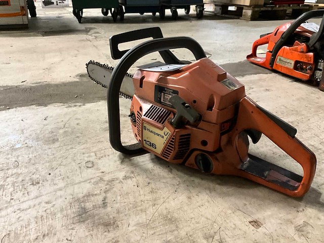 Husqvarna kettingzaag - afbeelding 2 van  4