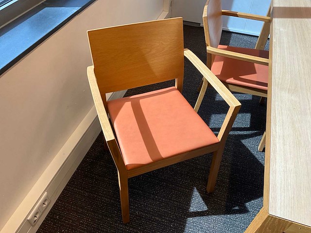 Hussl-ontwerptafels en stoelen - afbeelding 6 van  7