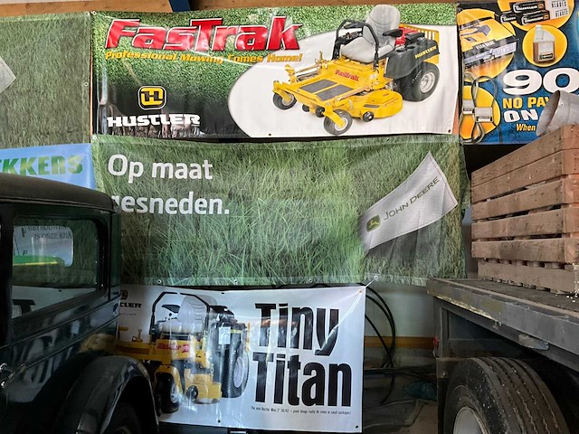 Hustler zero turn reclame banners (3x) - afbeelding 1 van  5