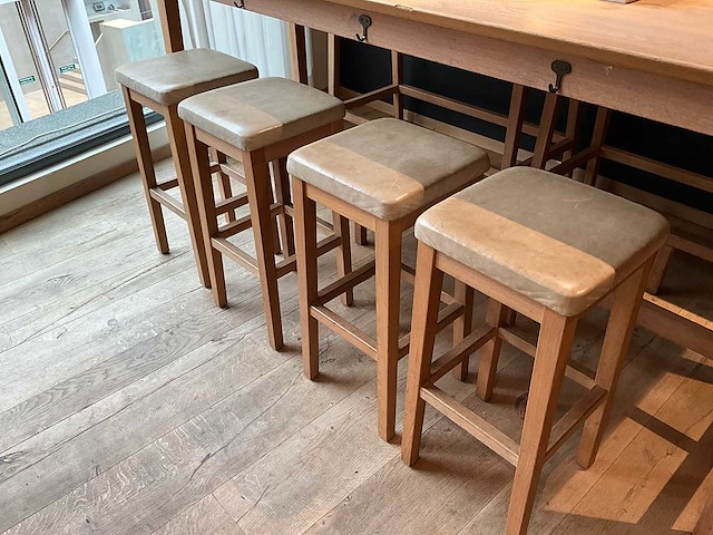 Hutten - bartafel met 2 banken en 4 barkrukken - afbeelding 4 van  7