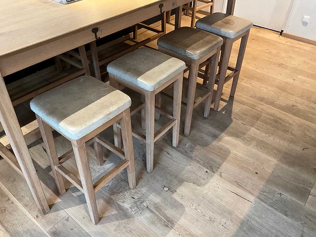 Hutten - bartafel met 2 banken en 4 barkrukken - afbeelding 2 van  7