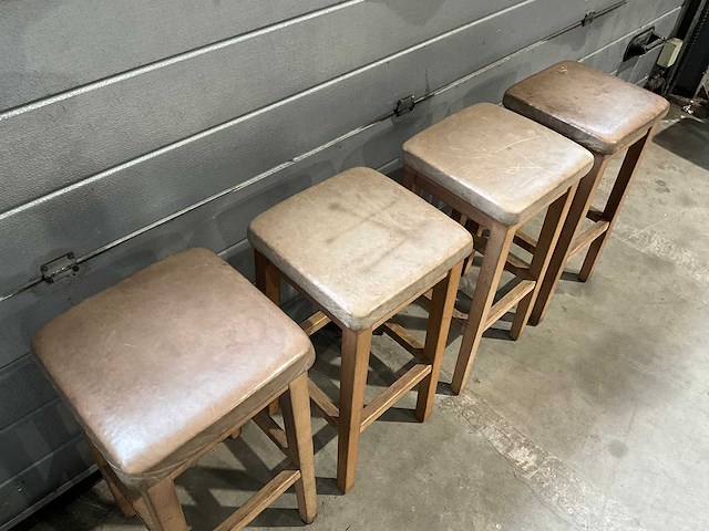 Hutten - bartafel met 2 banken en 4 barkrukken - afbeelding 7 van  10