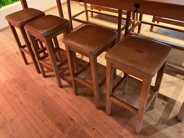 Hutten - bartafel met 2 banken en 4 barkrukken - afbeelding 3 van  7