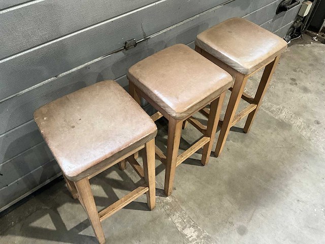 Hutten - bartafel met 3 barkrukken - afbeelding 3 van  3