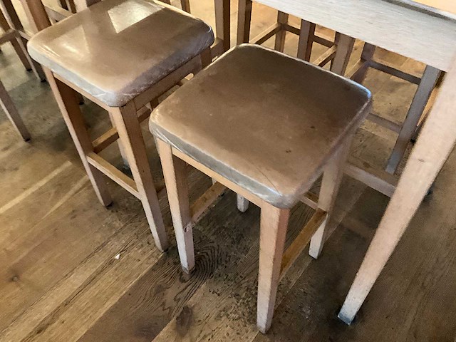 Hutten - bartafel met 4 barkrukken (2x) - afbeelding 7 van  8