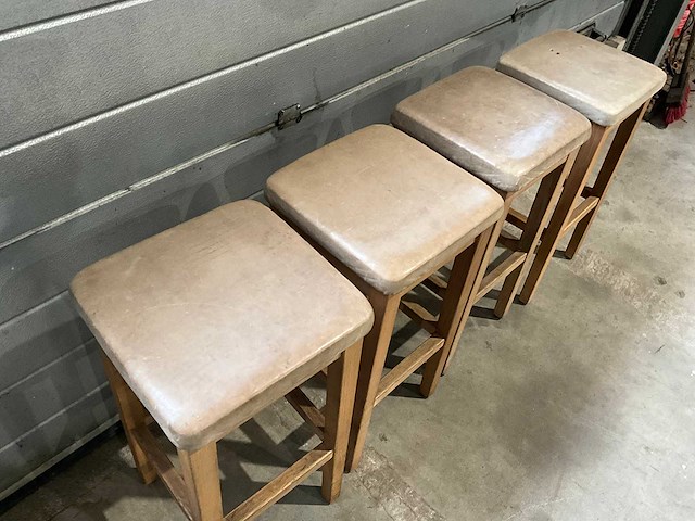 Hutten - bartafel met 4 barkrukken - afbeelding 4 van  4