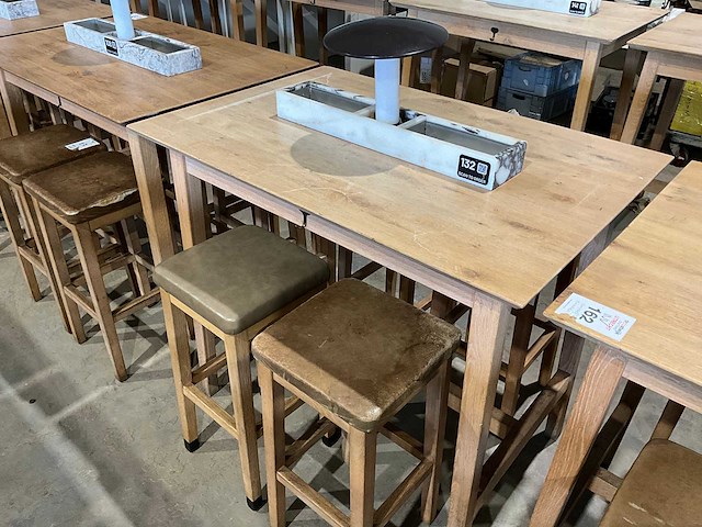 Hutten - bartafel met 4 barkrukken - afbeelding 1 van  2