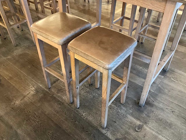 Hutten - bartafel met 4 barkrukken - afbeelding 4 van  6