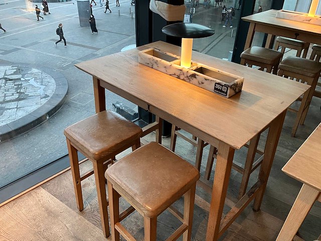 Hutten - bartafel met 4 barkrukken - afbeelding 2 van  4