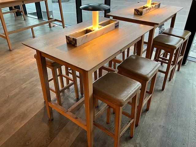 Hutten - bartafel met 4 barkrukken - afbeelding 1 van  5