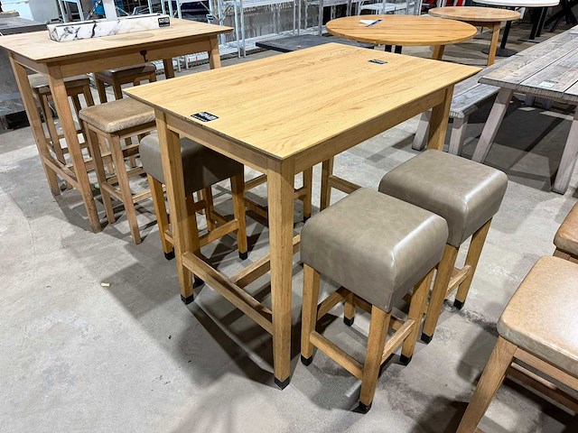 Hutten - bartafel met 4 krukken - afbeelding 1 van  7