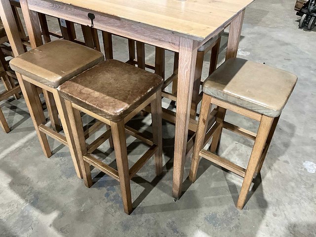 Hutten - bartafel met 5 barkrukken - afbeelding 3 van  4