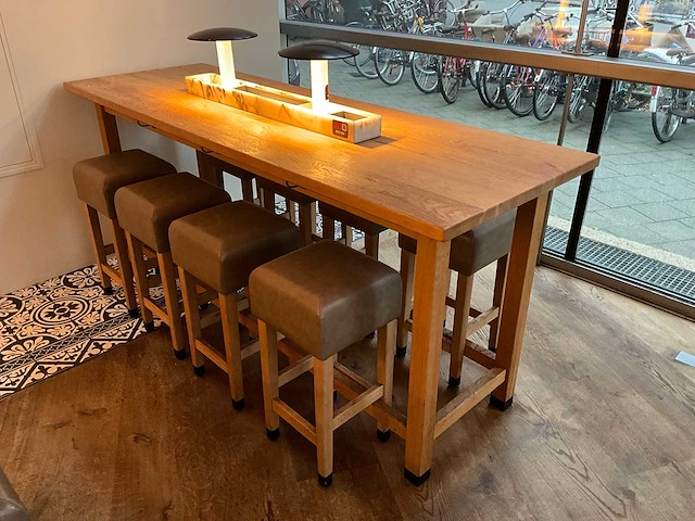 Hutten - bartafel met 8 barkrukken - afbeelding 1 van  5