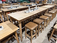Hutten - bartafel met 8 krukken