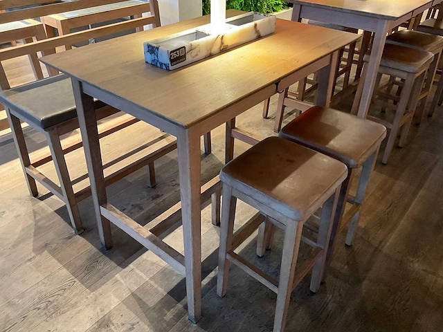 Hutten - bartafel met bank en 2 barkrukken - afbeelding 2 van  5