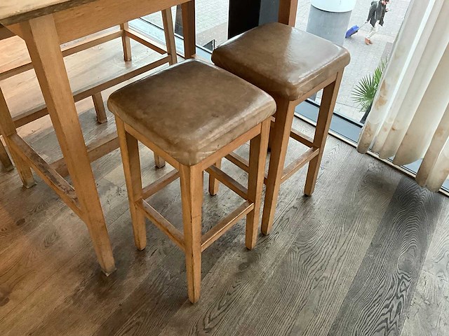 Hutten - bartafel met bank en 2 barkrukken - afbeelding 2 van  6