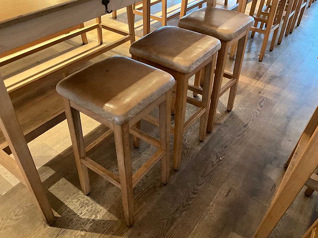 Hutten - bartafel met bank en 3 krukken - afbeelding 2 van  8