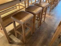 Hutten - bartafel met bank en 3 krukken - afbeelding 2 van  8