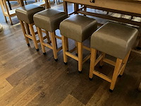 Hutten - bartafel met bank en 4 barkrukken - afbeelding 2 van  7