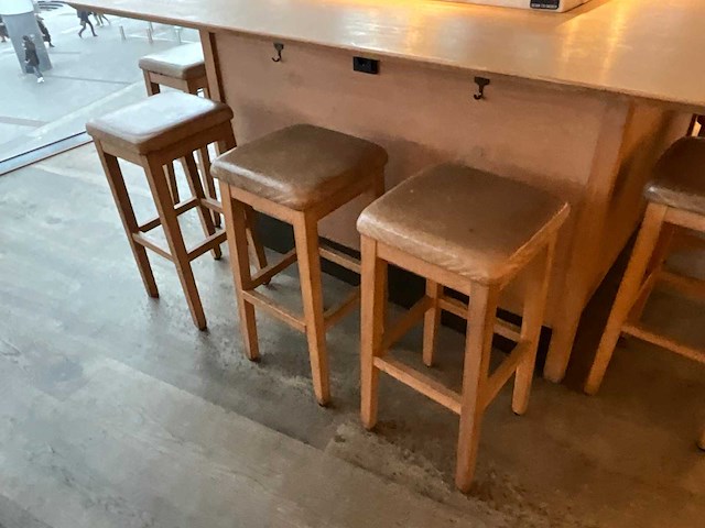 Hutten - bartafel met boom en 12 barkrukken - afbeelding 2 van  11