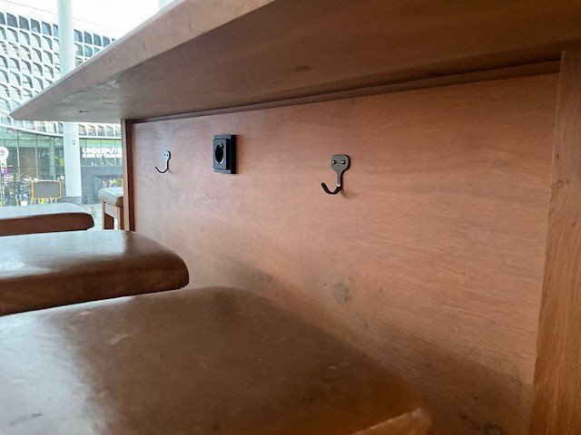 Hutten - bartafel met boom en 12 barkrukken - afbeelding 9 van  11