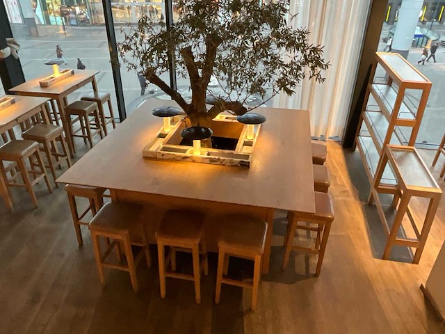 Hutten - bartafel met boom en 12 barkrukken - afbeelding 10 van  11