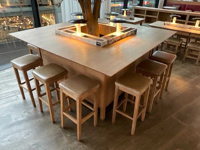 Hutten - bartafel met boom en 12 barkrukken - afbeelding 2 van  7