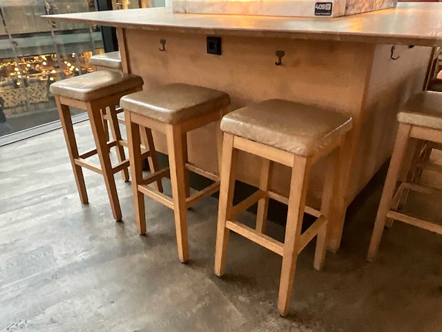 Hutten - bartafel met boom en 12 barkrukken - afbeelding 3 van  7