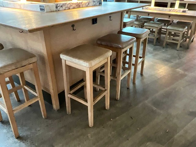 Hutten - bartafel met boom en 12 barkrukken - afbeelding 4 van  7