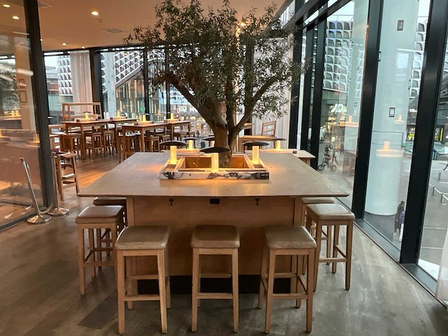 Hutten - bartafel met boom en 12 barkrukken - afbeelding 7 van  7