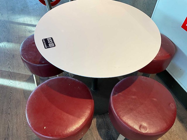 Hutten - bistrotafel met 5 lage krukken - afbeelding 2 van  4