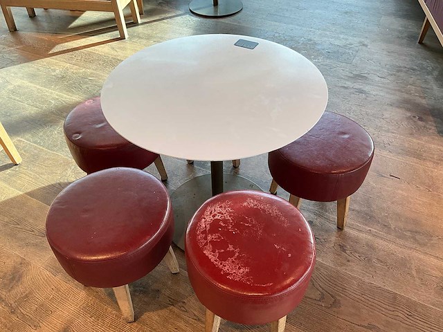 Hutten - bistrotafel met 5 lage krukken - afbeelding 4 van  4