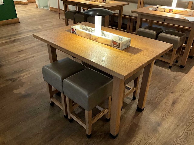 Hutten - halfhoge tafel met 4 krukken - afbeelding 1 van  4