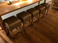 Hutten - halfhoge tafel met 5 krukken - afbeelding 2 van  6