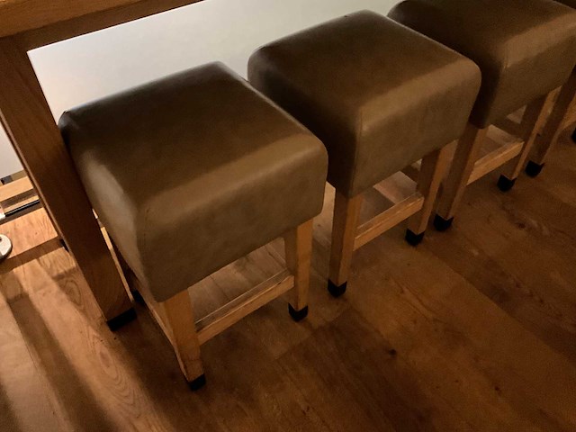 Hutten - halfhoge tafel met 5 krukken - afbeelding 3 van  6