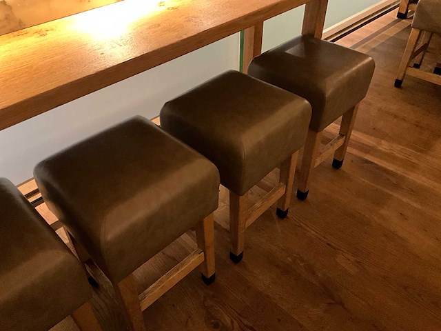 Hutten - halfhoge tafel met 5 krukken - afbeelding 4 van  6