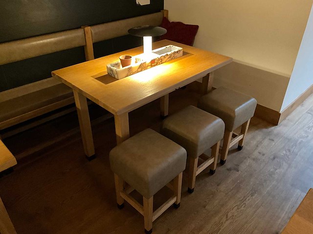 Hutten - halfhoge tafel met bank en 3 krukken - afbeelding 1 van  7