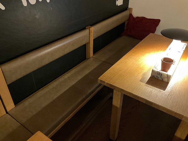 Hutten - halfhoge tafel met bank en 3 krukken - afbeelding 4 van  7