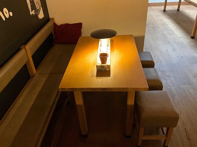 Hutten - halfhoge tafel met bank en 3 krukken - afbeelding 6 van  7