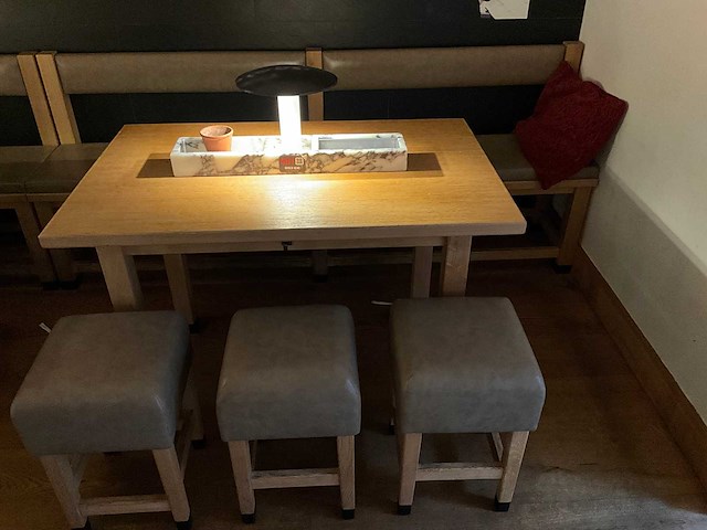 Hutten - halfhoge tafel met bank en 3 krukken - afbeelding 2 van  7