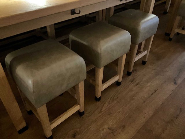 Hutten - halfhoge tafel met bank en 3 krukken - afbeelding 3 van  6